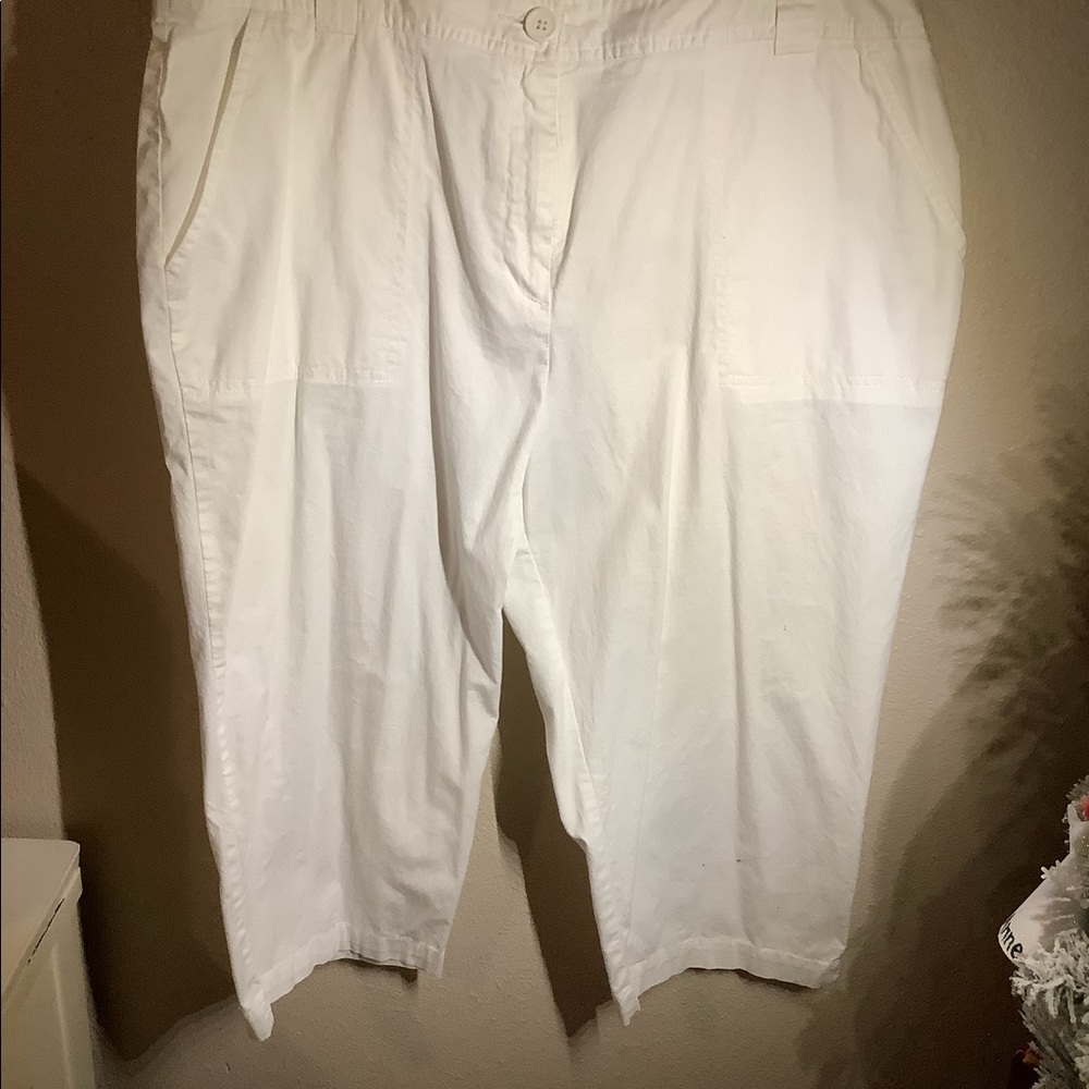 Woman’s White Stag Stretch Capris